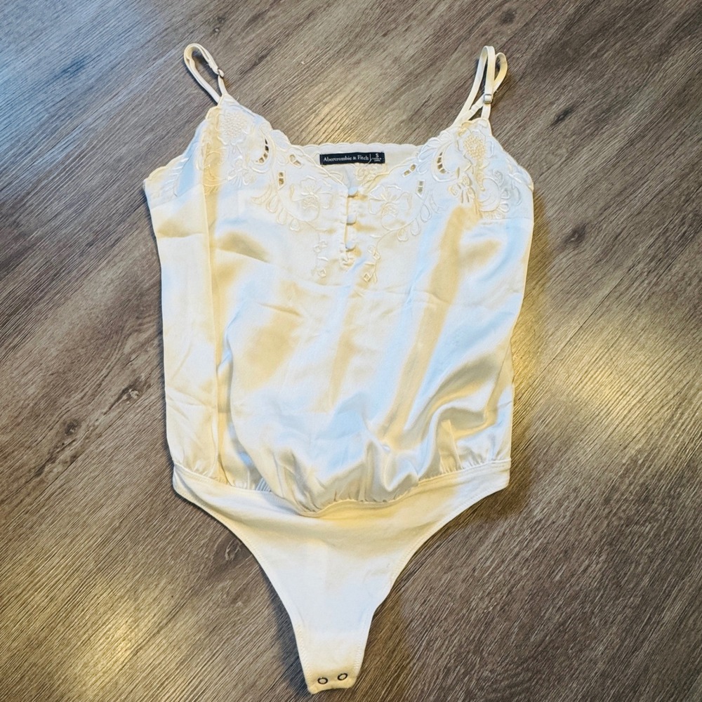 Abercrombie & Fitch NWT Satin Embroidered Eyelet Bodysuit S
140-408-0932-101